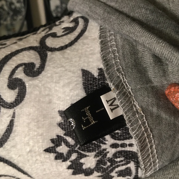 🦋NWT🦋Over Wrap Fringed Grey Sweatshirt - Picture 4 of 4